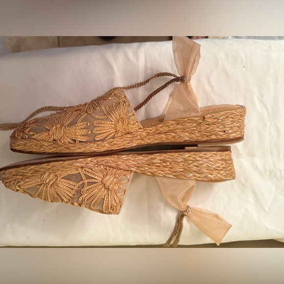 Stuart Weitzman Tan Floral Rufia, Organza Mesh Espadrilles, NWOB, Size 7-1/2 - Picture 4 of 11